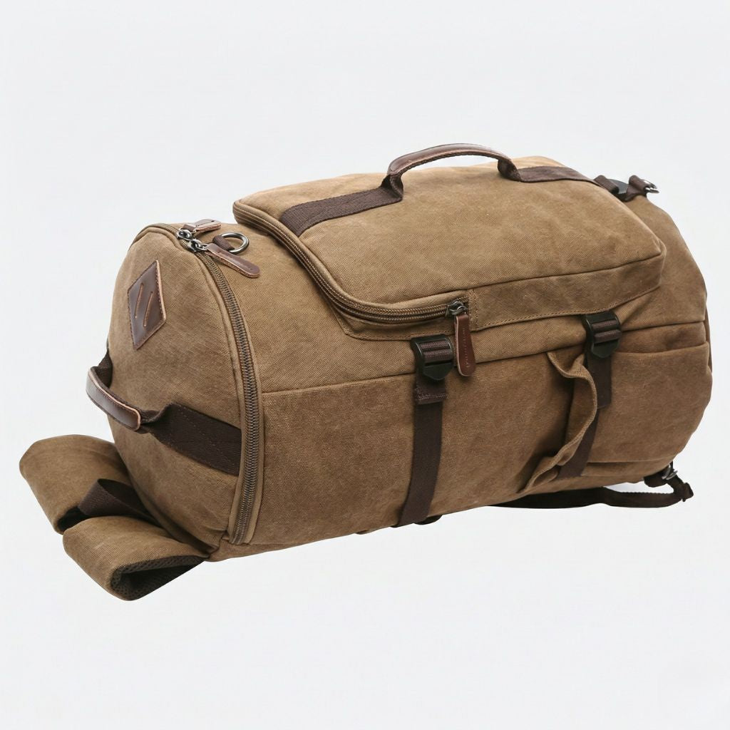 Sac de voyage convertible brun camel en position duffle, format cylindrique horizontal et sangles de maintien