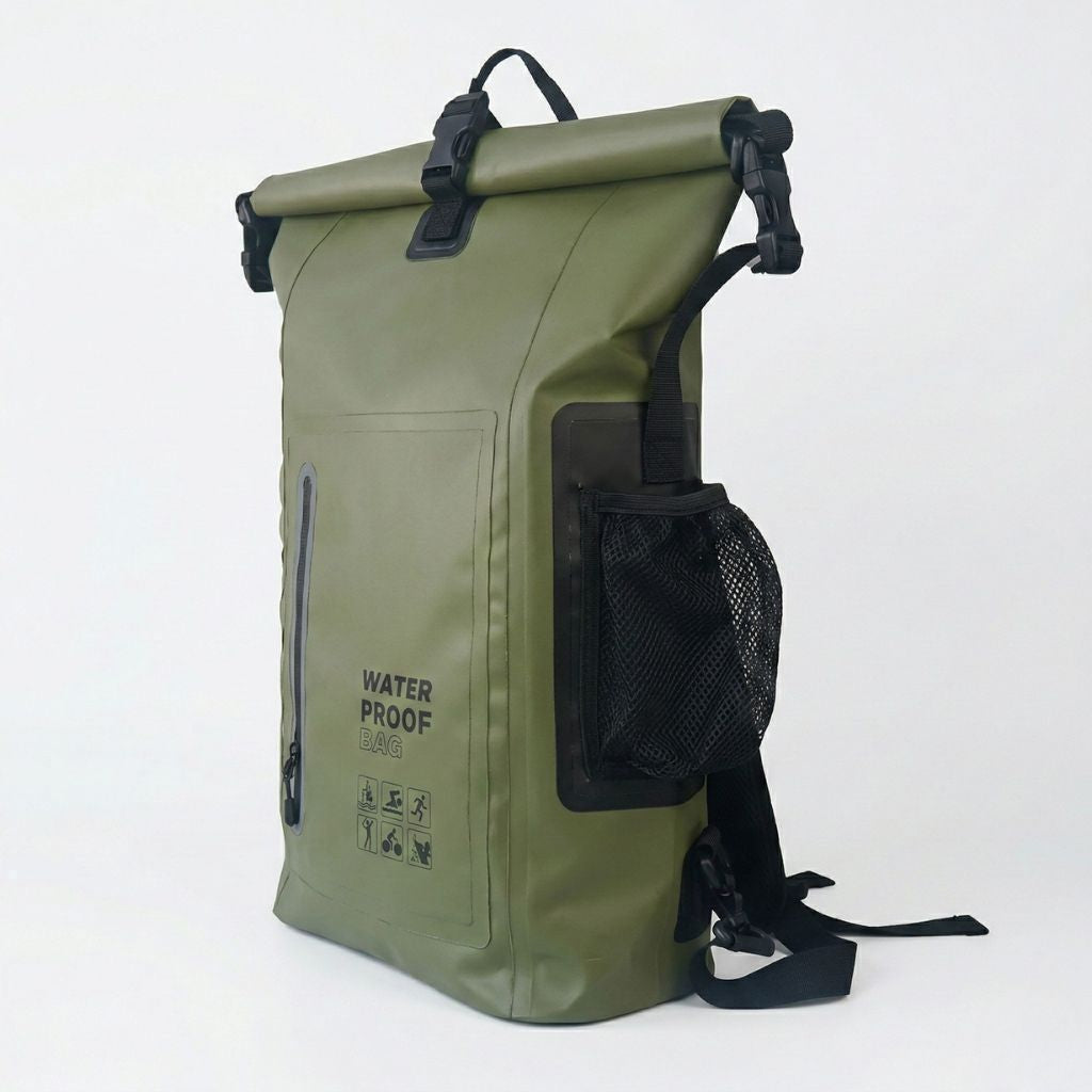 Sac à dos étanche vert kaki 21L, vue 3/4 avec fermeture roll-top, poche latérale filet et bretelles réglables