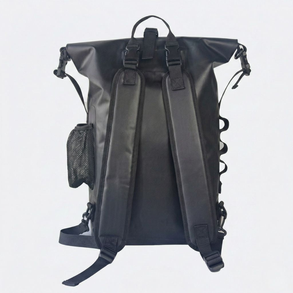Sac à dos étanche noir 21L, vue de dos révélant les bretelles rembourrées ergonomiques et la poche latérale filet