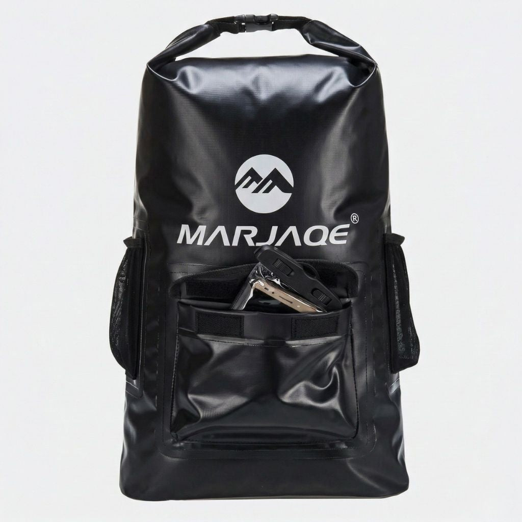 Sac à dos étanche noir roll-top 22L vu de trois quarts avec poche frontale et poches filet latérales