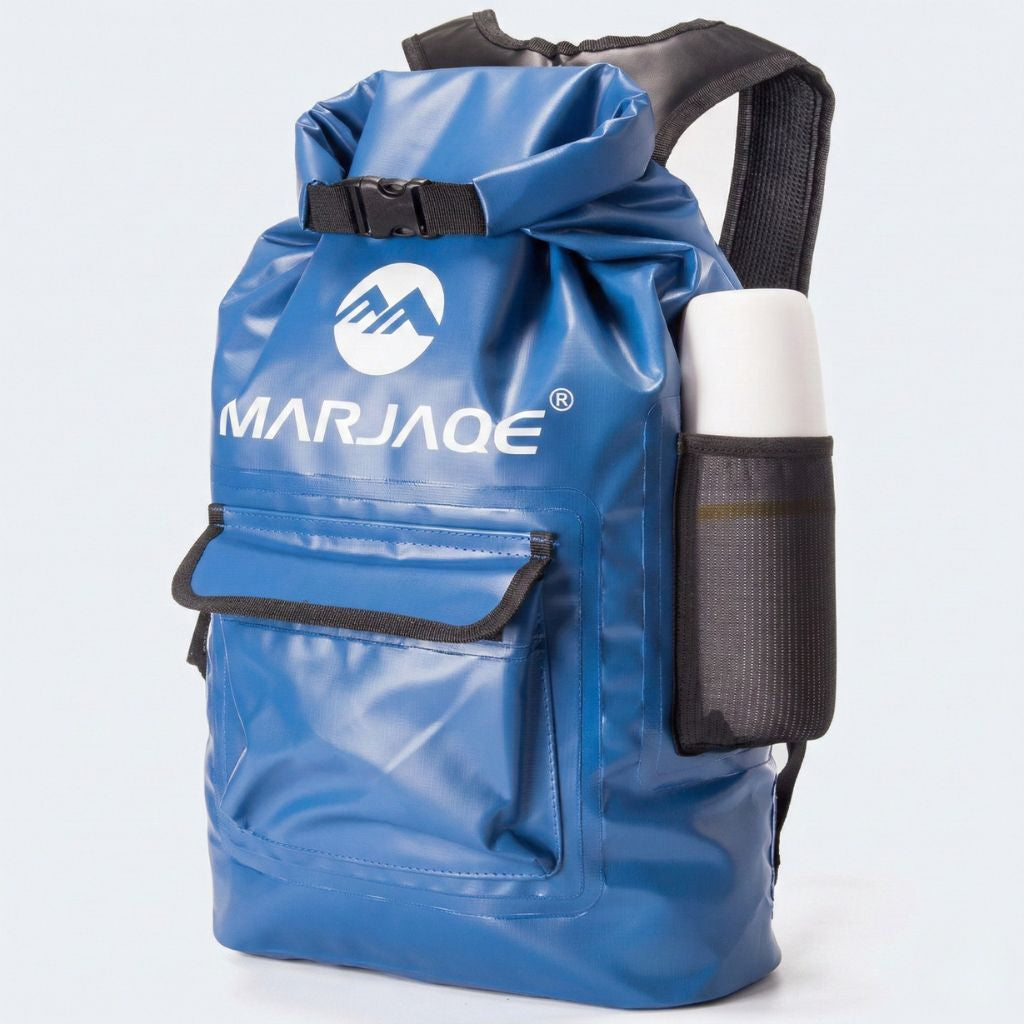 Sac à dos étanche bleu 22L roll-top vu de trois quarts avec bouteille dans la poche filet latérale