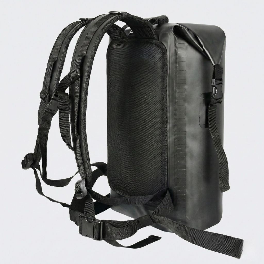 Dos du sac à dos étanche noir roll-top 28L avec large dosseret matelassé en mesh et sangles réglables
