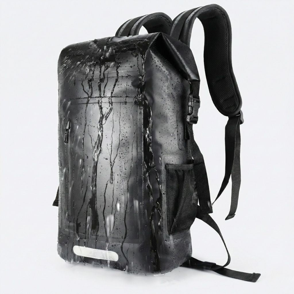 Sac à dos étanche noir 28L roll-top vu de trois quarts avec filets d'eau ruisselant sur sa surface imperméable Image
