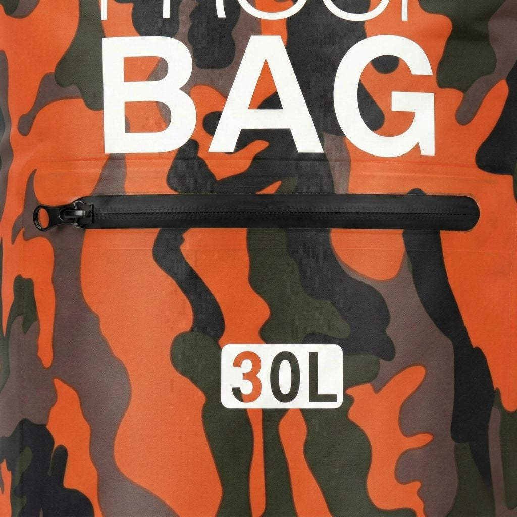 Gros plan sur la poche frontale zippée et l'indication de capacité 30 litres d'un sac étanche camouflage orange Image
