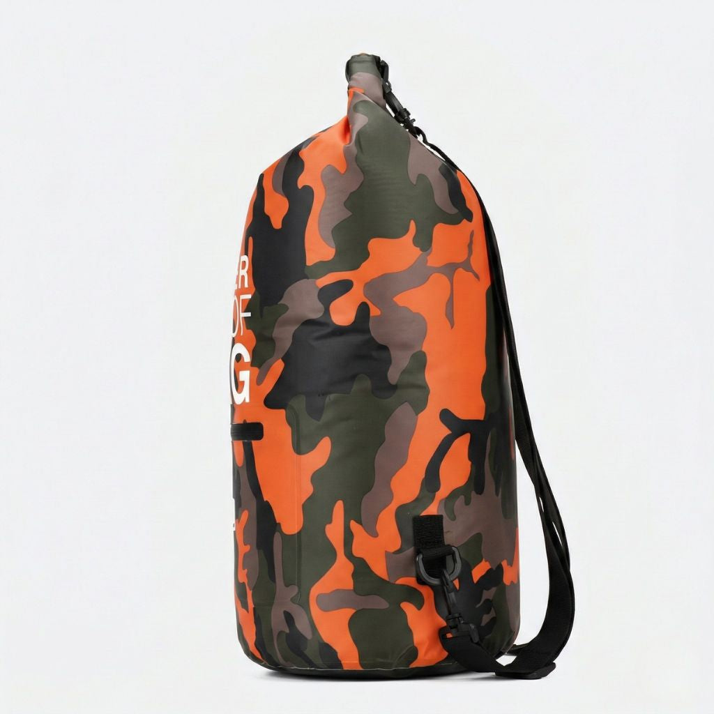 Sac étanche camouflage orange et kaki 30L, vue latérale, fermeture roll-top torsadée et bandoulière réglable