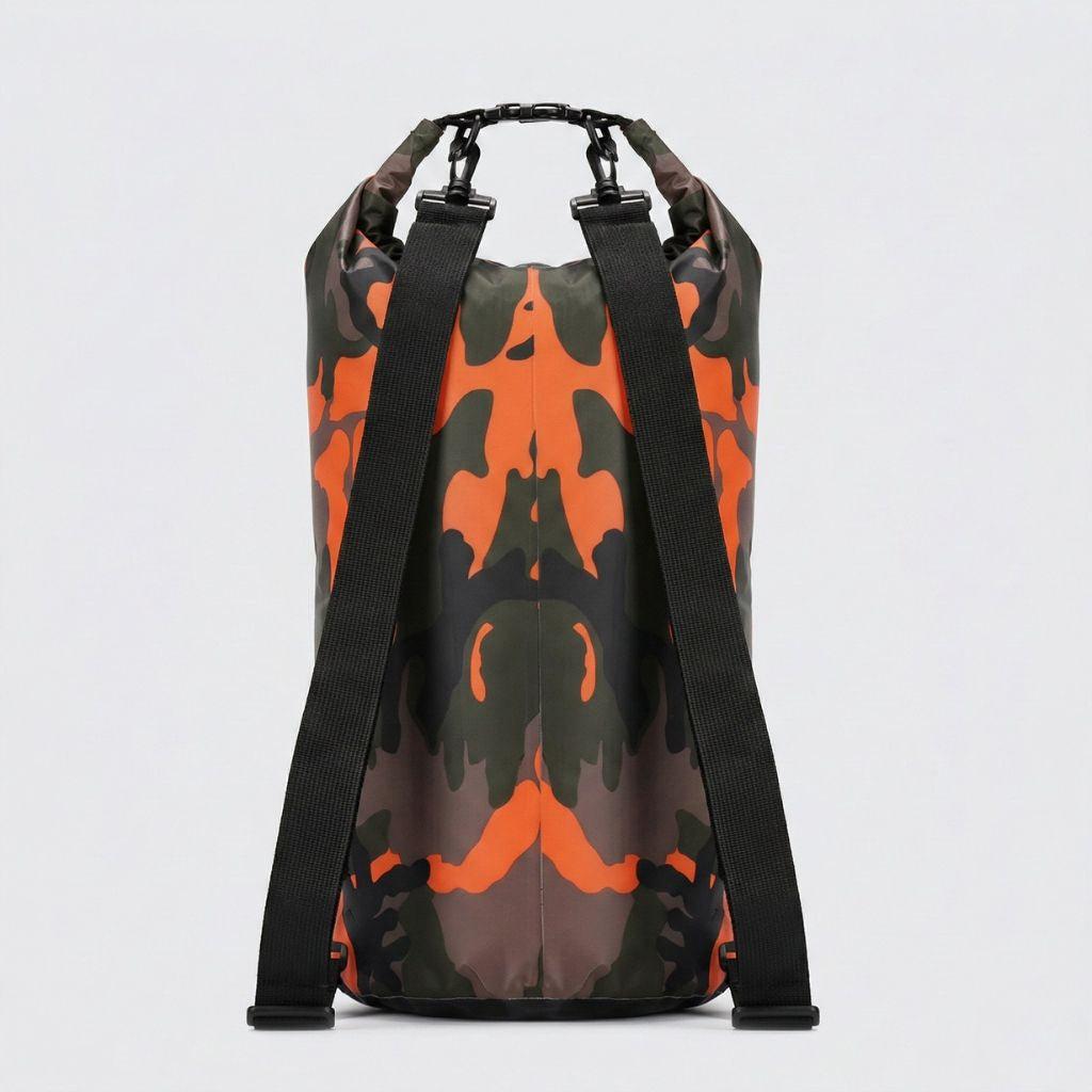 Sac étanche camouflage orange et kaki 30L, vue de dos révélant les bretelles de portage et la bandoulière