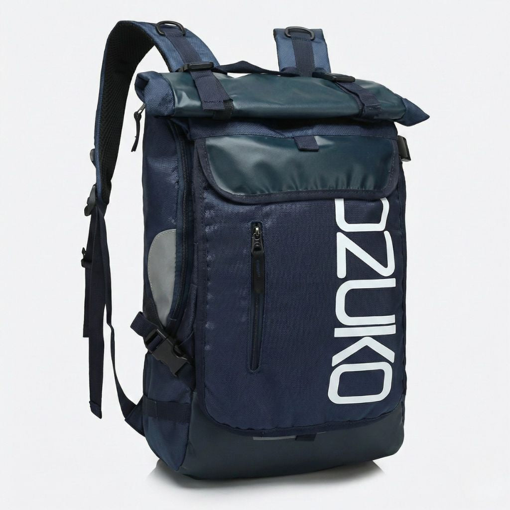 Sac à dos urbain bleu marine roll-top vu de trois quarts avec poche frontale zippée et bandes réfléchissantes