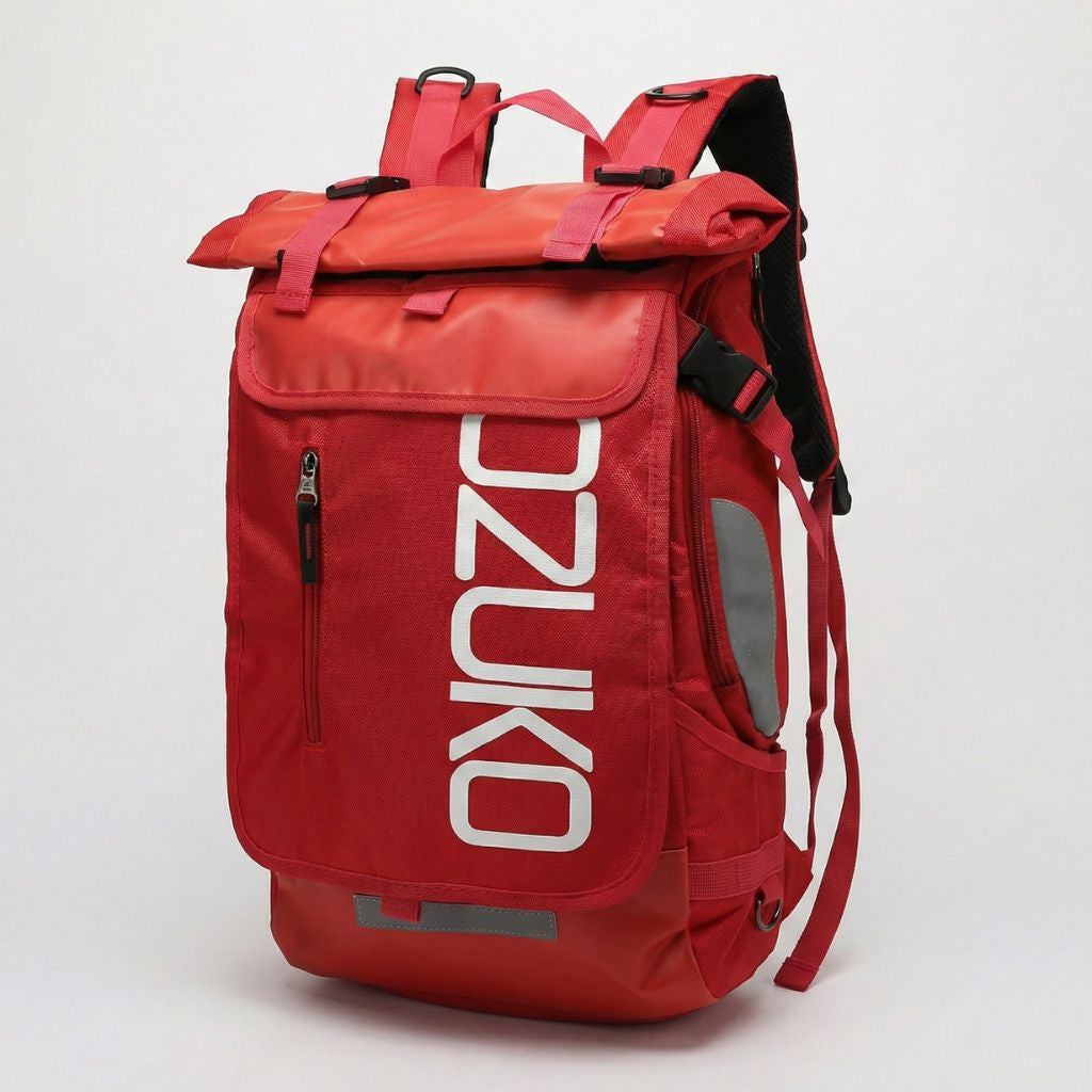 Sac à dos urbain rouge roll-top de trois quarts avec poche frontale zippée et bandes réfléchissantes