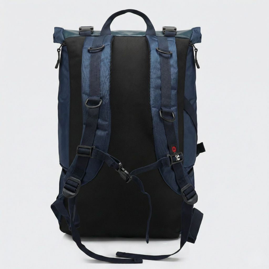 Dos du sac à dos bleu marine roll-top avec dosseret rembourré noir et bretelles de portage réglables