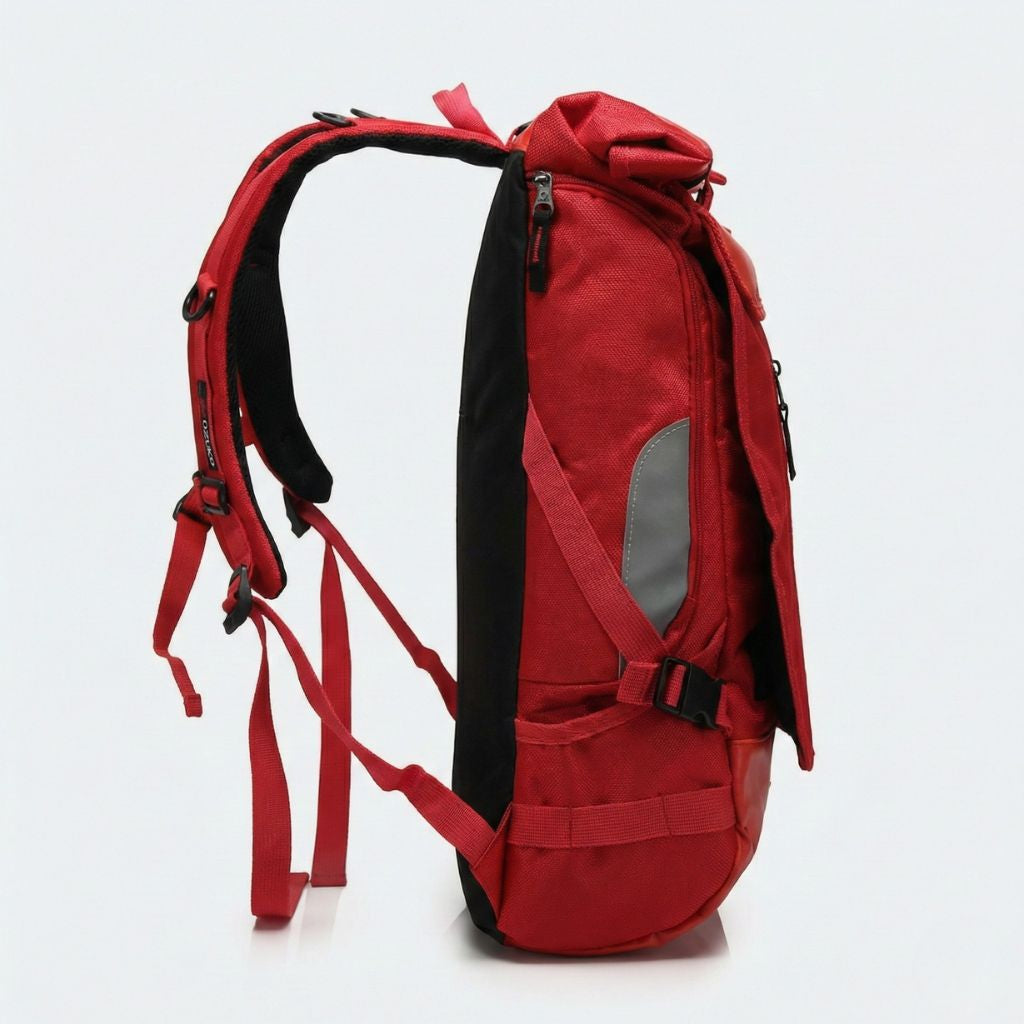 Vue latérale du sac à dos rouge roll-top avec poche latérale zippée, panneaux réfléchissants et sangles