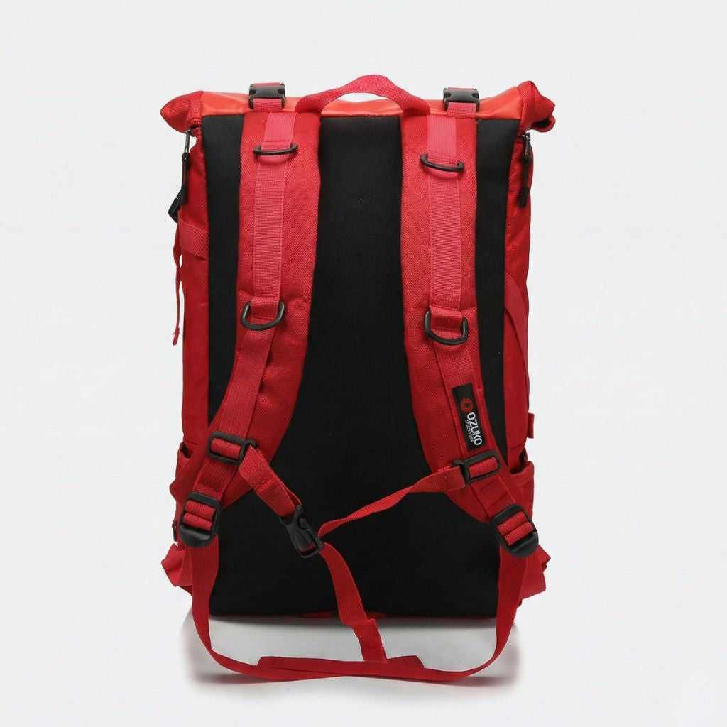 Dos du sac à dos rouge roll-top avec dosseret rembourré noir et système de sangles de portage réglables