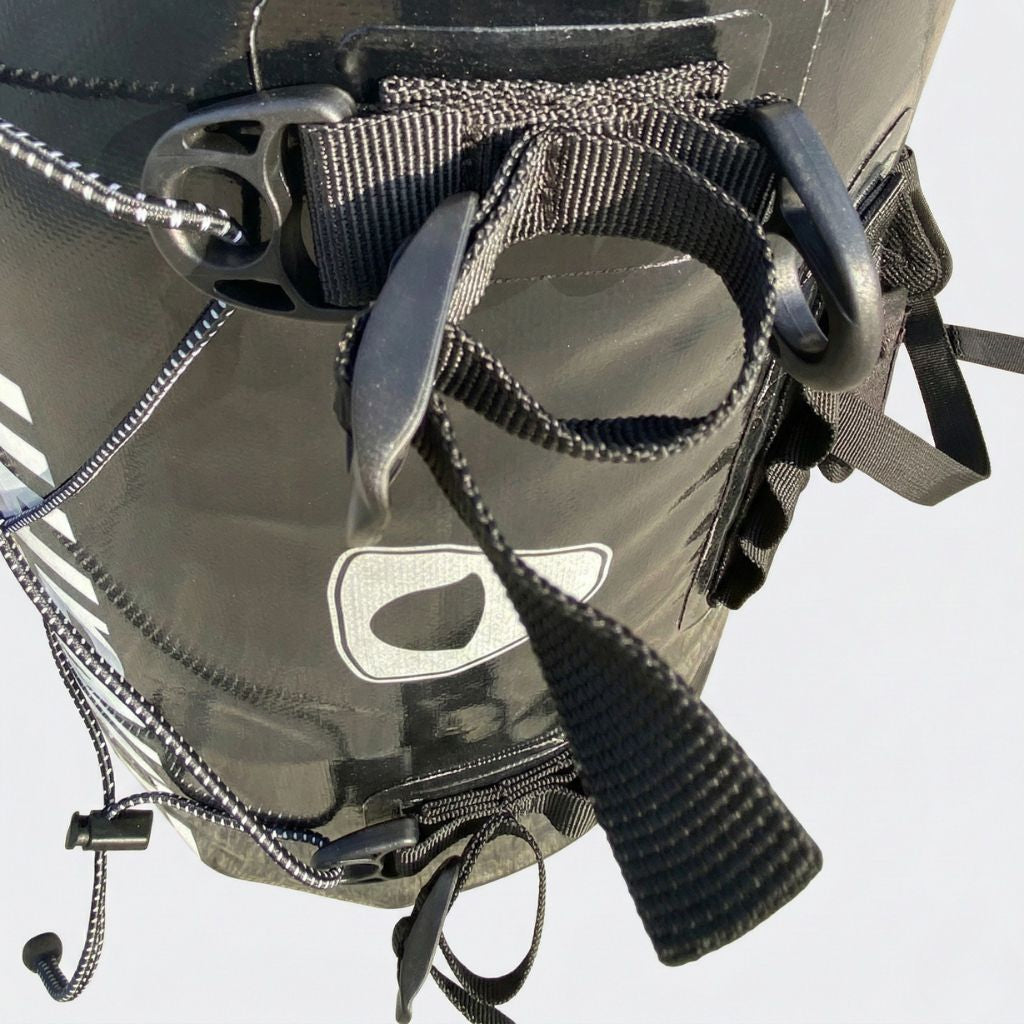 Gros plan sur le système d'attaches et cordages croisés à la base du sac étanche roll-top noir Image