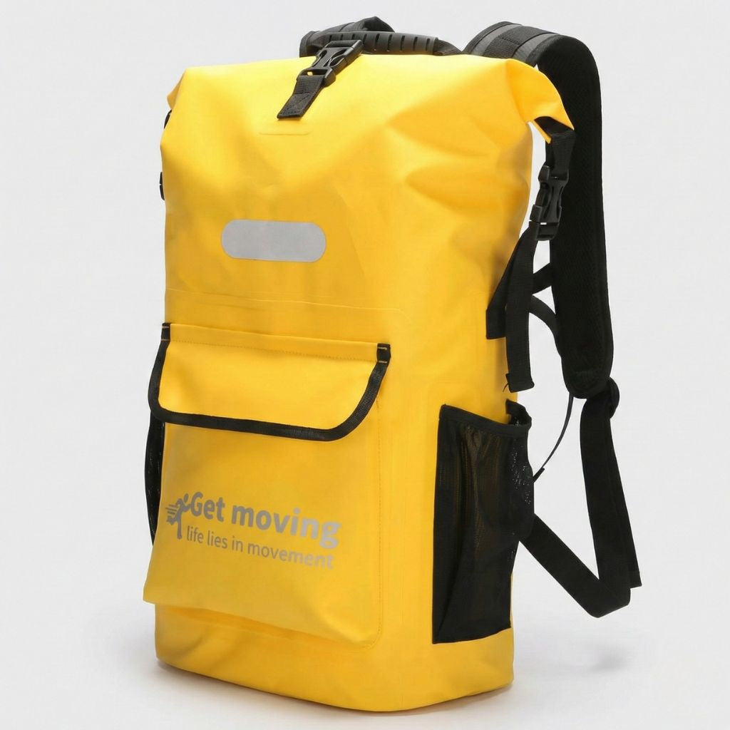 Sac à dos étanche jaune 25L roll-top vu de trois quarts avec poche filet latérale et poche frontale