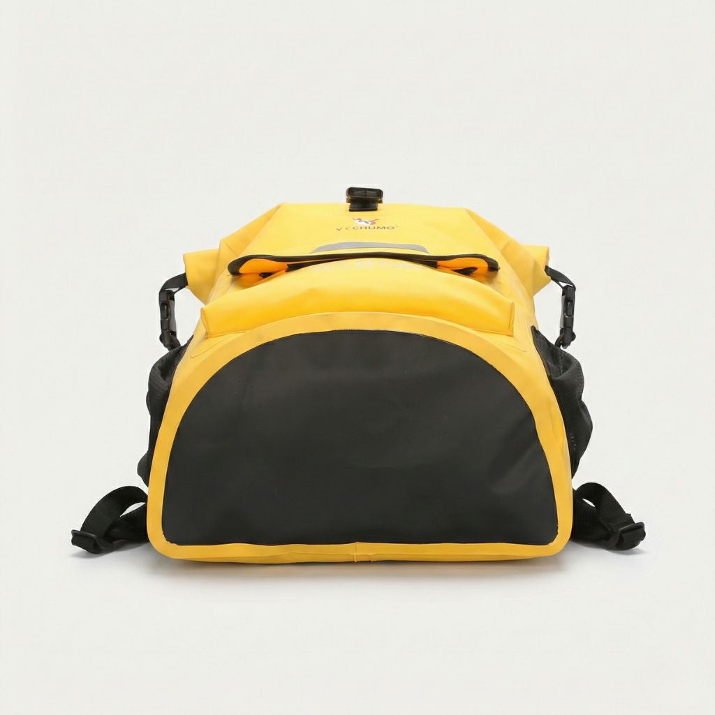 Vue de dessous du sac à dos étanche jaune roll-top montrant le fond arrondi renforcé et les points d'attache