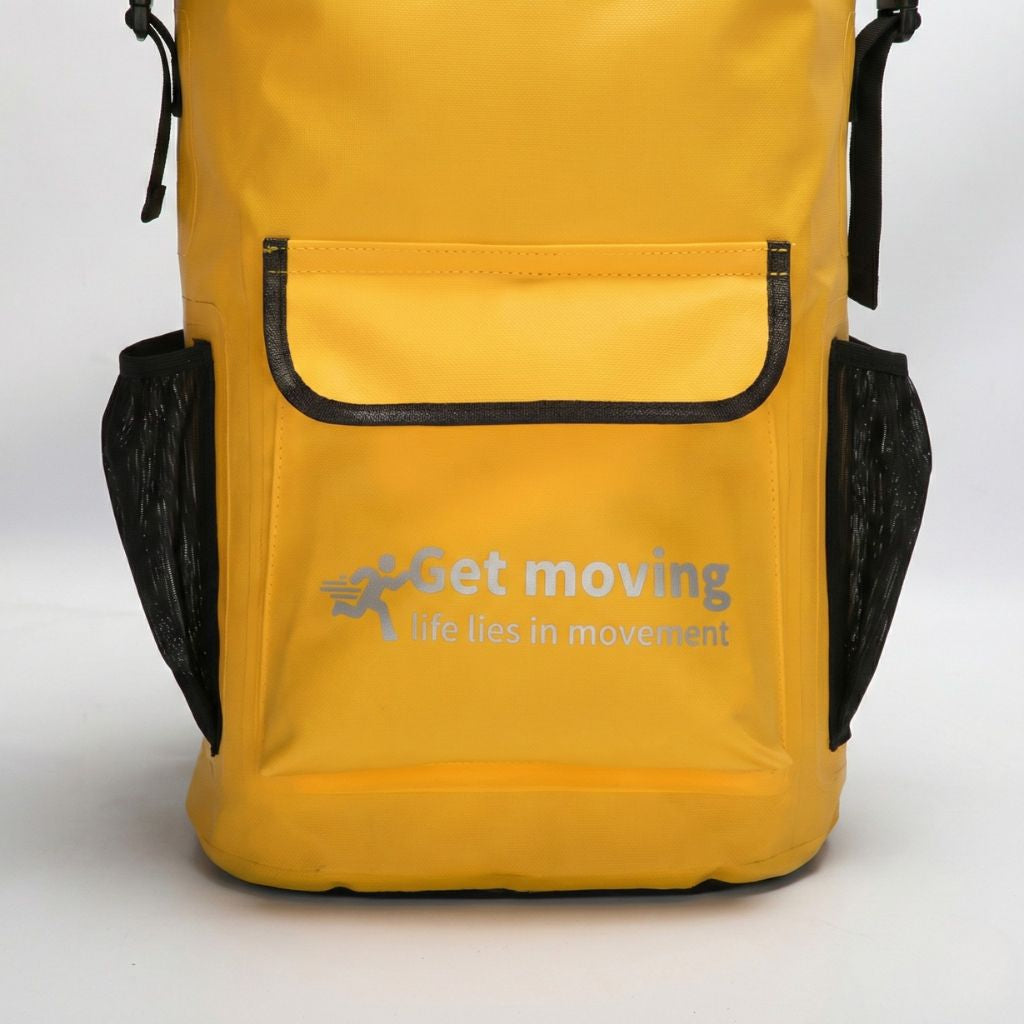 Face avant d'un sac à dos étanche jaune roll-top avec poche frontale magnétique et deux poches filet latérales Image