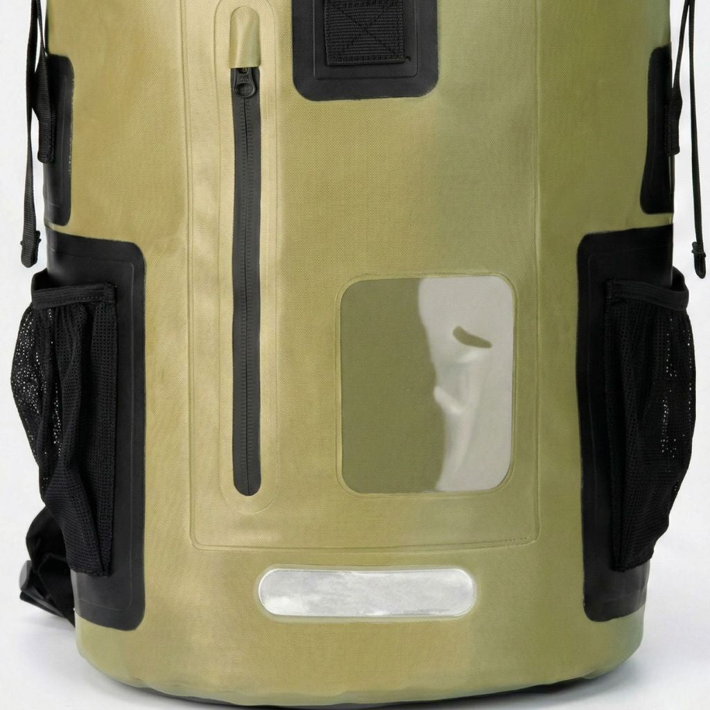 Face avant d'un sac à dos étanche kaki avec fenêtre transparente frontale, poche zippée et bande réfléchissante Image