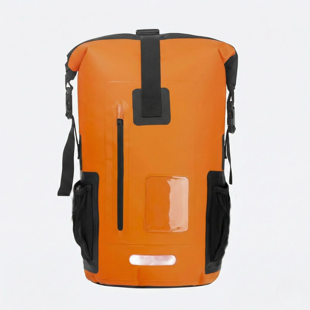 Sac à dos étanche orange 30L vue de face, fermeture roll-top, fenêtre frontale transparente et bandoulière réglable