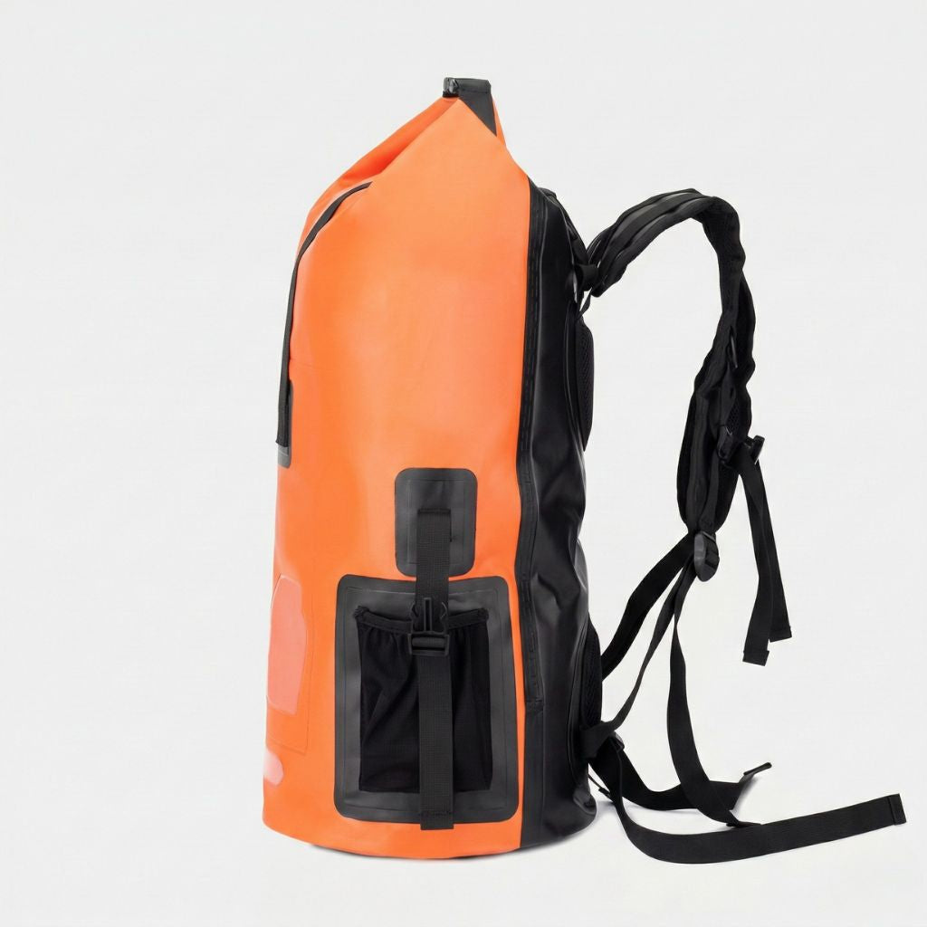 Sac à dos étanche orange 30L vue latérale, poche basse noire avec scratch, bretelles et sangle de poitrine