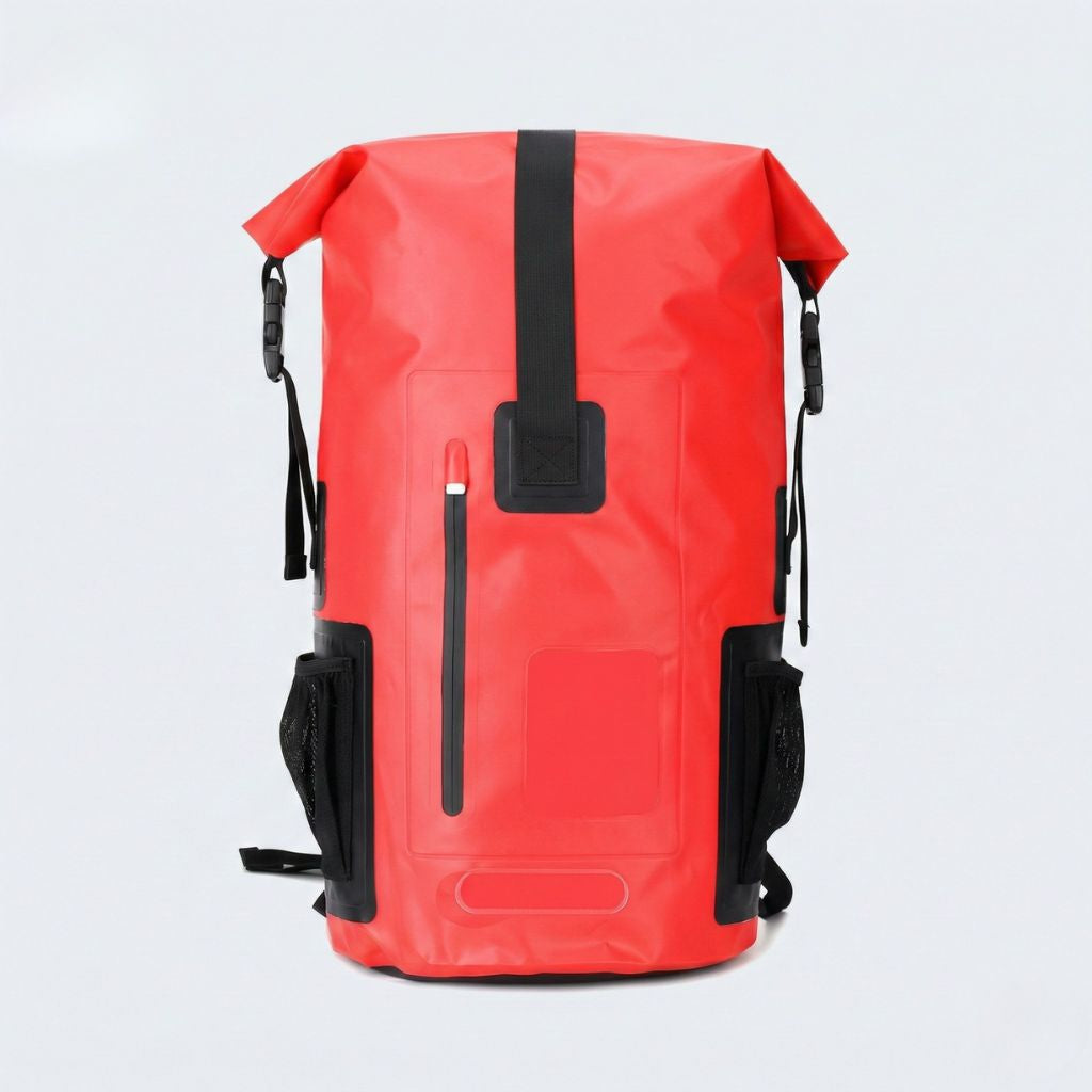 Sac à dos étanche rouge 30L, vue de face, fermeture roll-top, fenêtre frontale transparente et deux poches filet