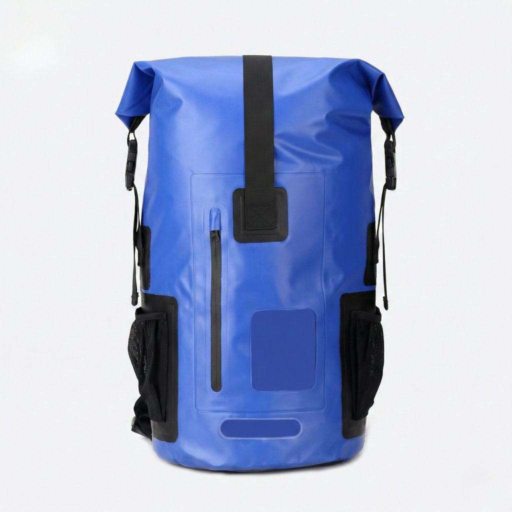 Sac à dos étanche bleu roi 30L, vue de face, fermeture roll-top et fenêtre frontale transparente pour documents