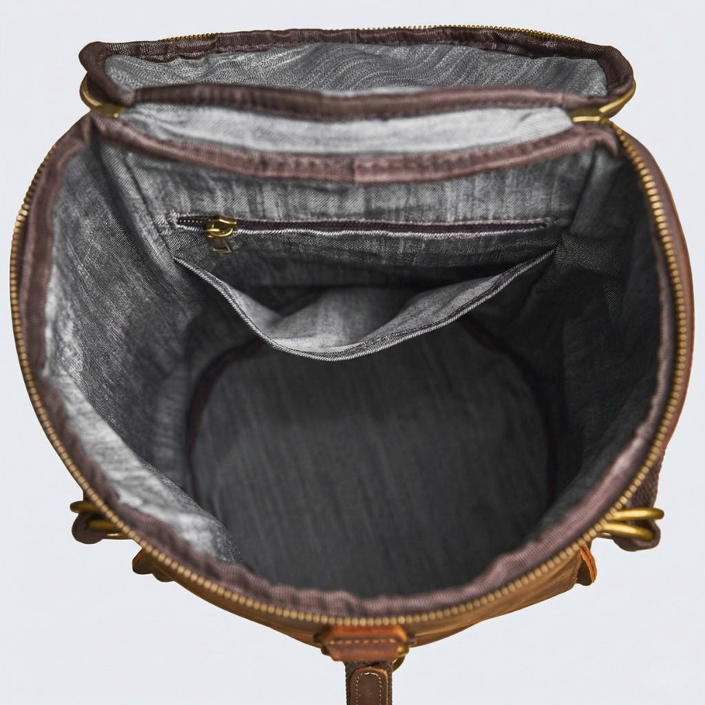 Intérieur ouvert du sac cylindrique, doublure tissu gris chiné en chevrons et poche zippée intégrée