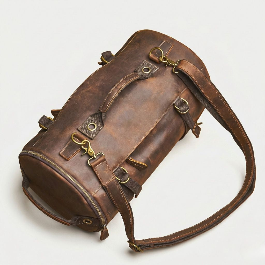 Vue plongeante du sac cuir brun vintage, dessus cylindrique avec zipper tour et bandoulière déposée