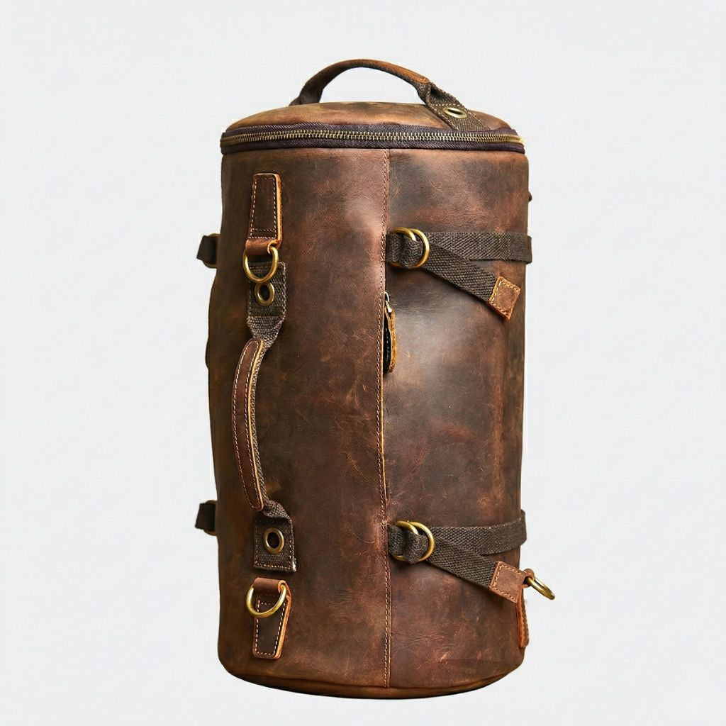 Dos du sac cylindrique en configuration sac à dos, bretelles cuir et canvas réglables avec anneaux laiton