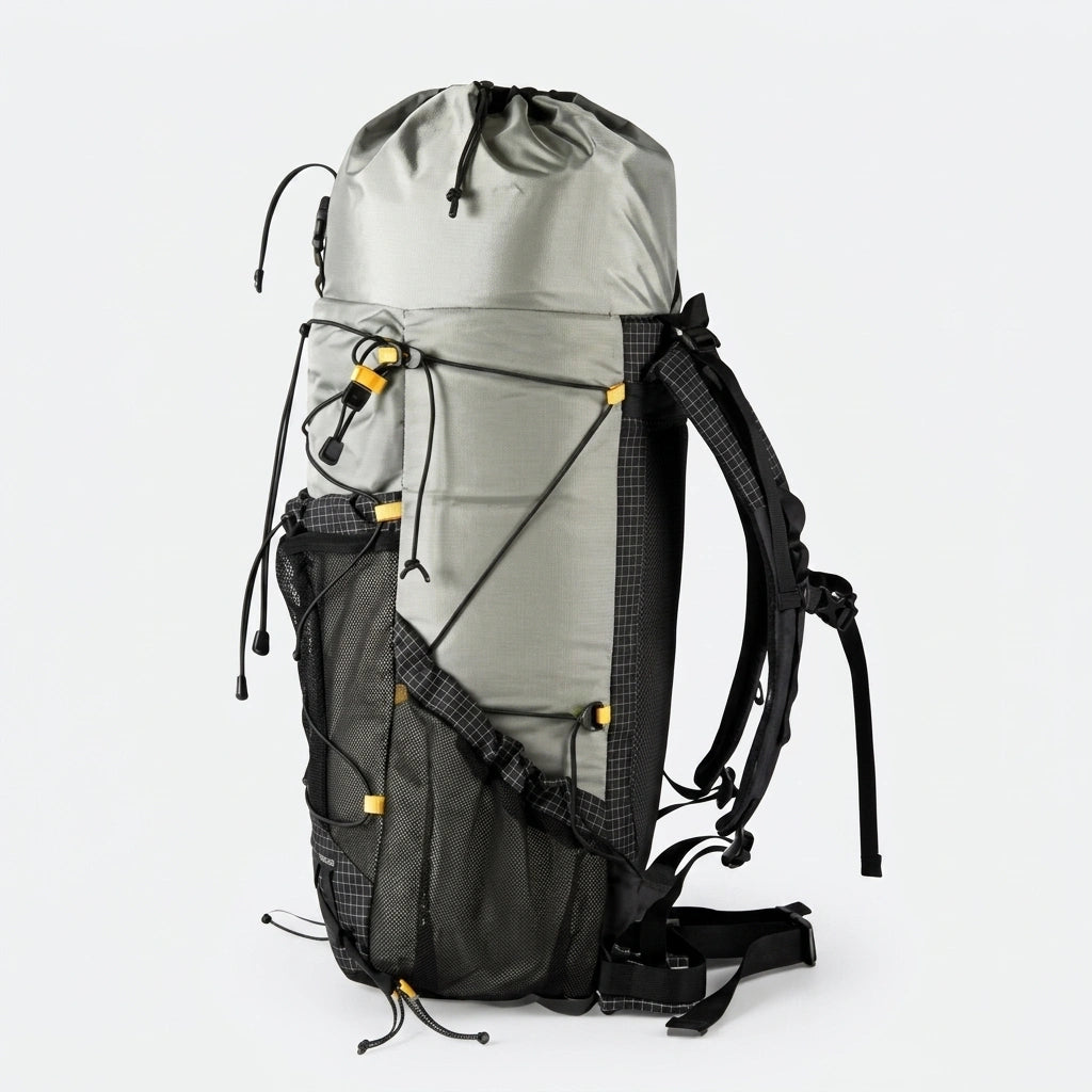 Vue latérale d'un sac à dos de randonnée ultraléger gris 35L avec filet et bretelles ergonomiques noires