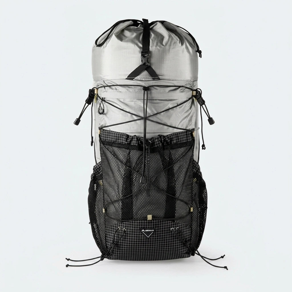 Sac à dos de randonnée ultraléger gris et noir 35L vu de face avec grande poche filet et fermeture coulissante