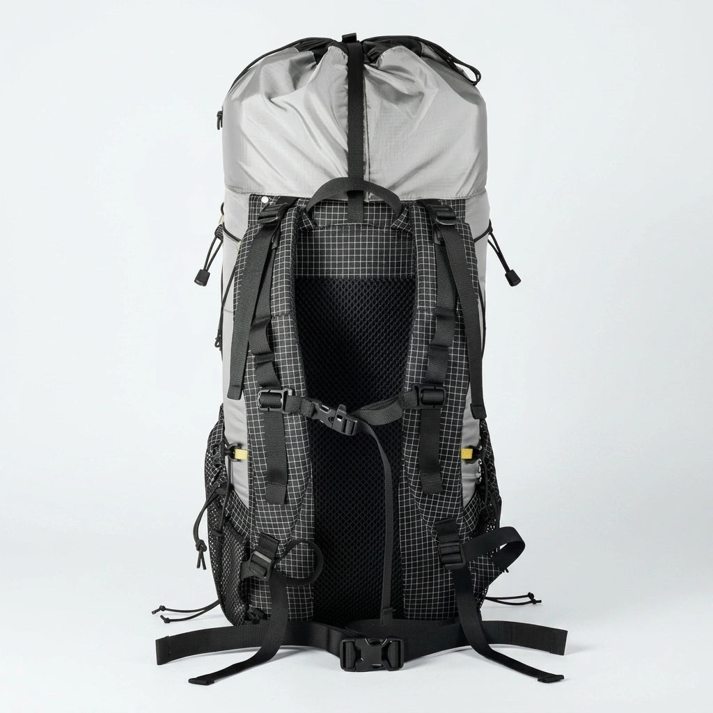 Vue arrière d'un sac à dos de randonnée ultraléger gris et noir avec bretelles ergonomiques et ceinture ventrale