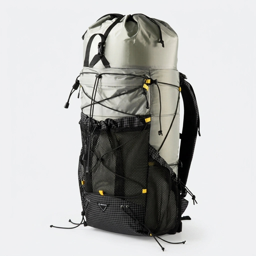 Sac à dos de randonnée ultraléger gris 35L vu de trois quarts avec poches filet extensibles et détails jaunes