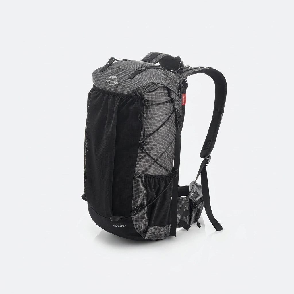 Vue de trois quarts d'un sac à dos de randonnée gris et noir 40L avec filet avant et bretelles ergonomiques