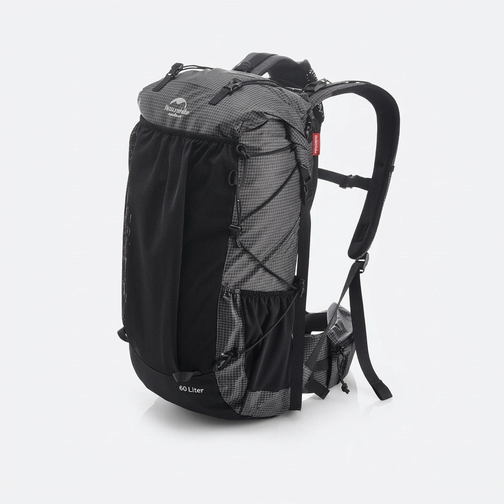 Vue de trois quarts d'un sac à dos de randonnée gris foncé et noir 60L avec filet avant et bretelles noires