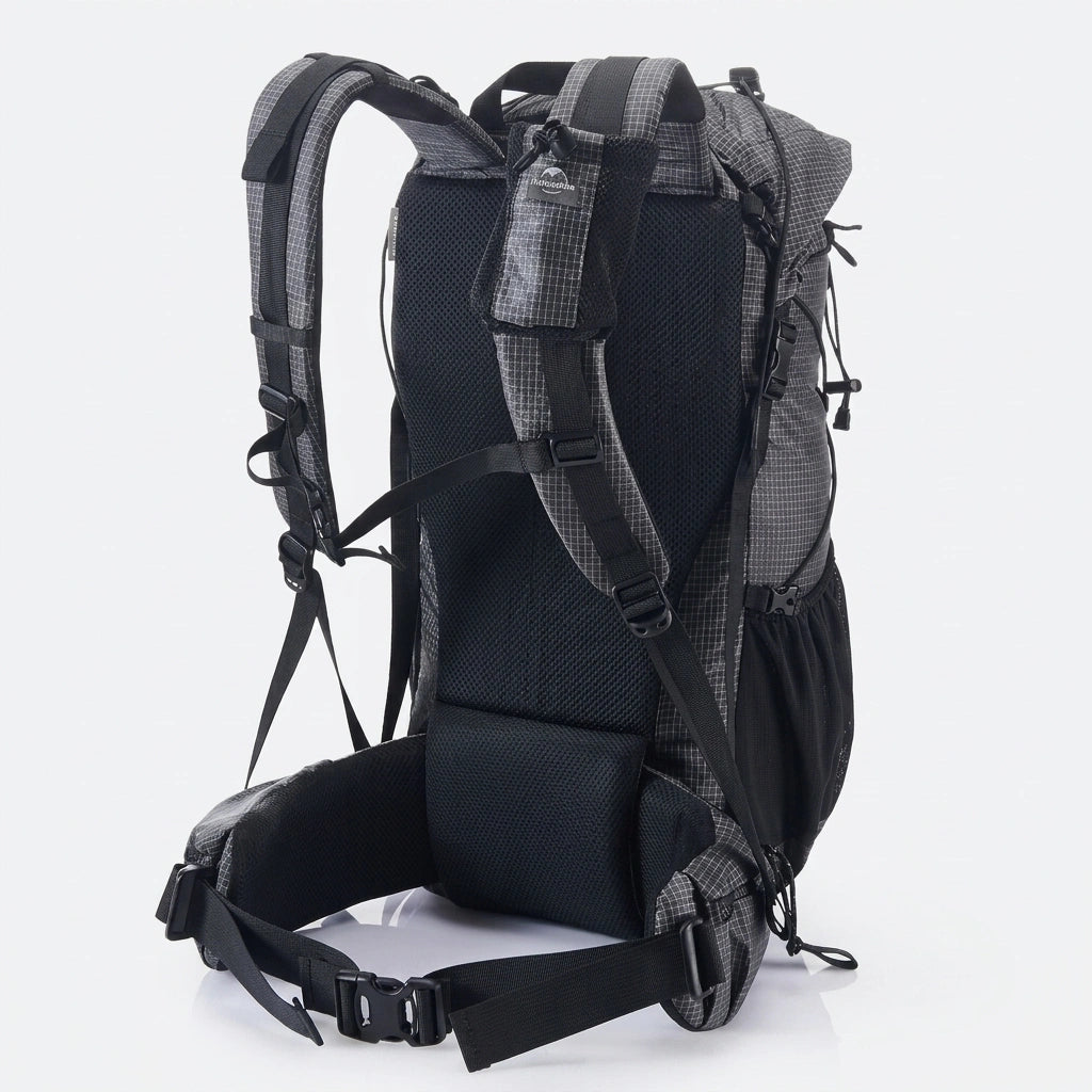 Vue arrière d'un sac à dos de randonnée gris et noir avec armature aluminium et bretelles ergonomiques rembourrées