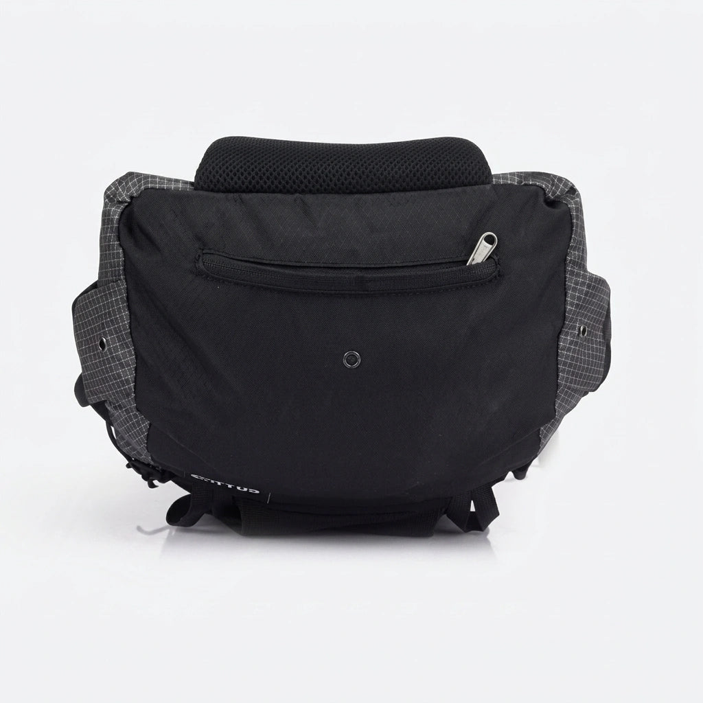 Vue de dessus d'un sac à dos de randonnée gris et noir avec ceinture ventrale rembourrée et poche zippée