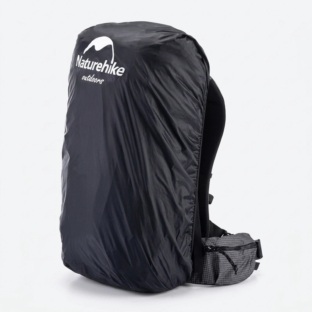 Sac à dos de randonnée gris et noir recouvert d'une housse de pluie noire imperméable, vue de trois quarts