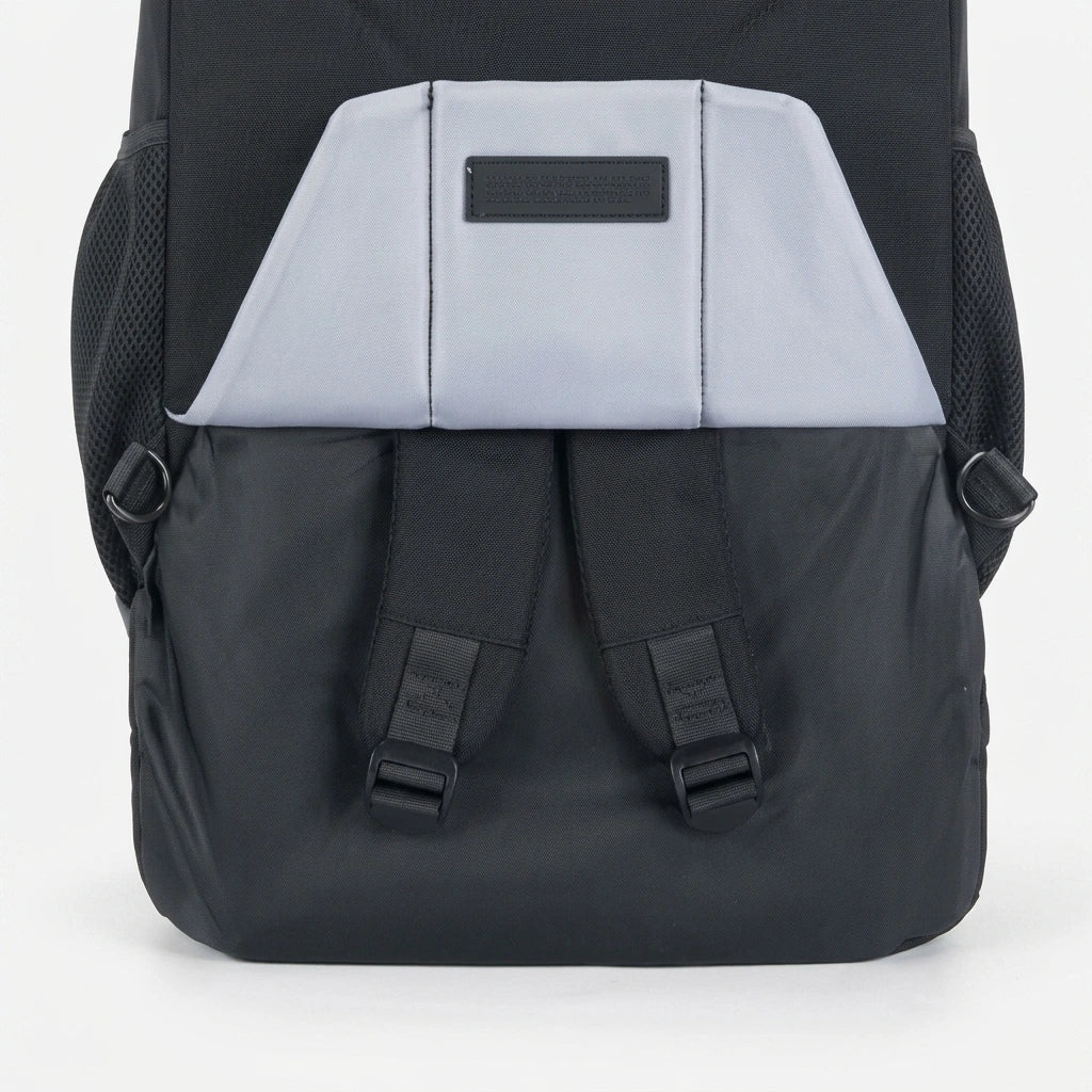 Vue arrière du sac à dos trolley noir 37L, dos aéré gris clair et bretelles rétractées repliées