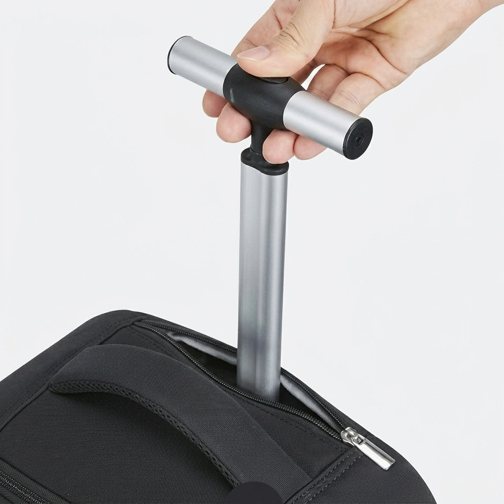 Gros plan main saisissant la tige aluminium télescopique déployée du sac de voyage à roulettes