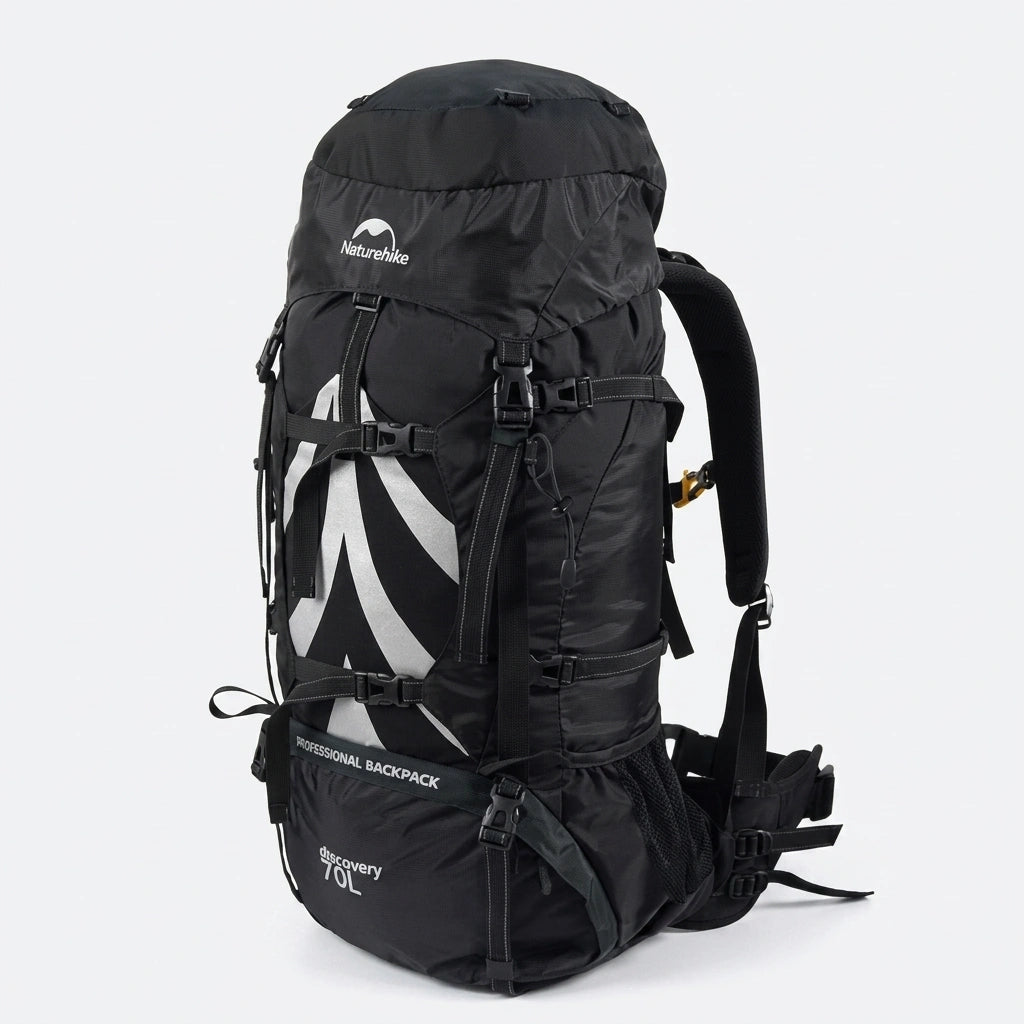 Sac à dos trekking 70L noir vu de face, sangles de compression et ceinture lombaire sur fond blanc studio