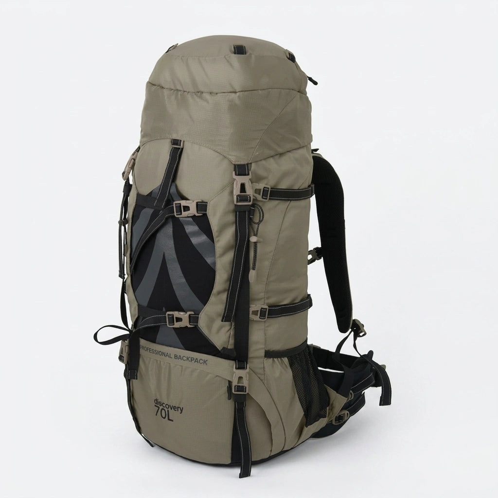Sac à dos trekking 70L kaki vu de trois-quarts, harnais et poches filet latérales sur fond blanc studio