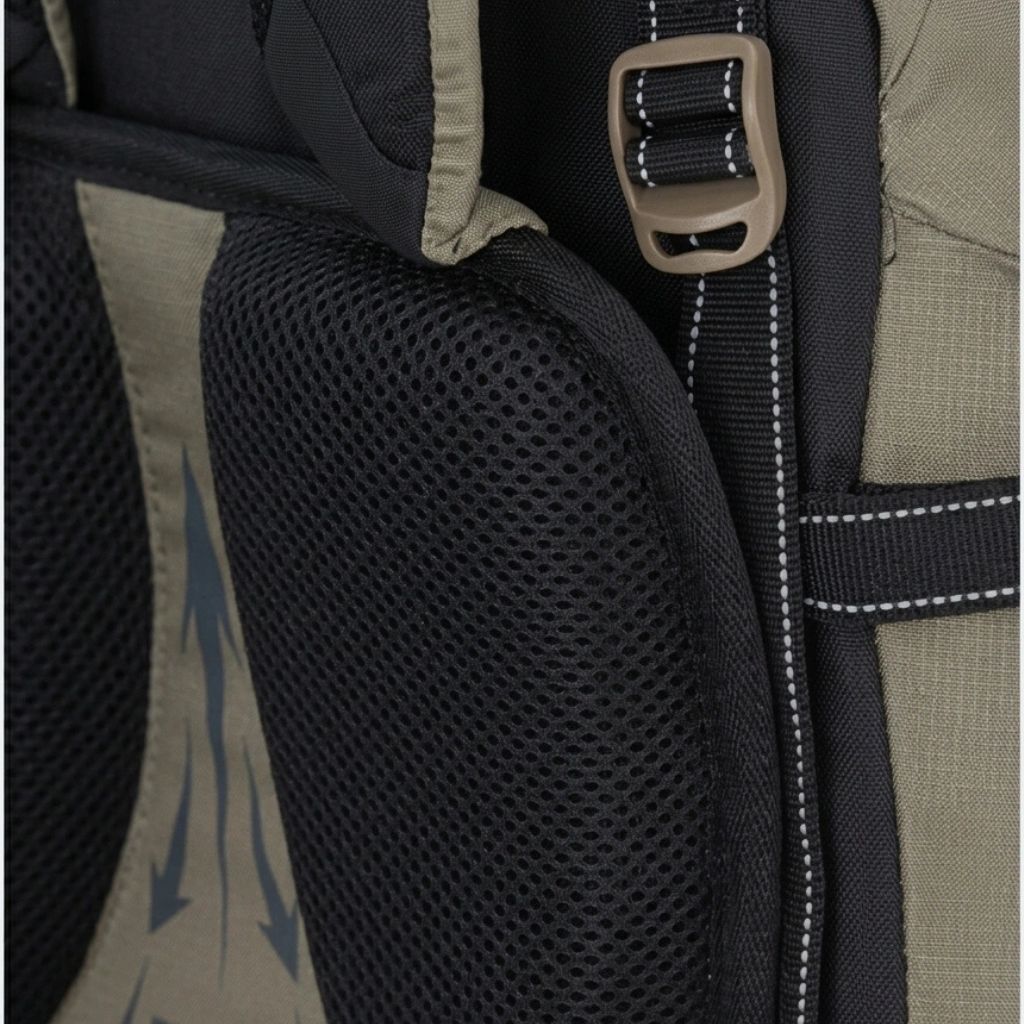 Gros plan sur le coussin lombaire mesh noir et la boucle de réglage kaki d'un sac à dos de randonnée