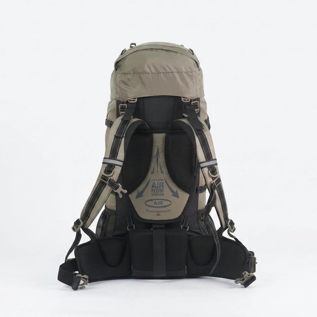 Vue arrière du sac à dos trekking 70L kaki sur fond blanc, système Air Flow et bretelles ergonomiques