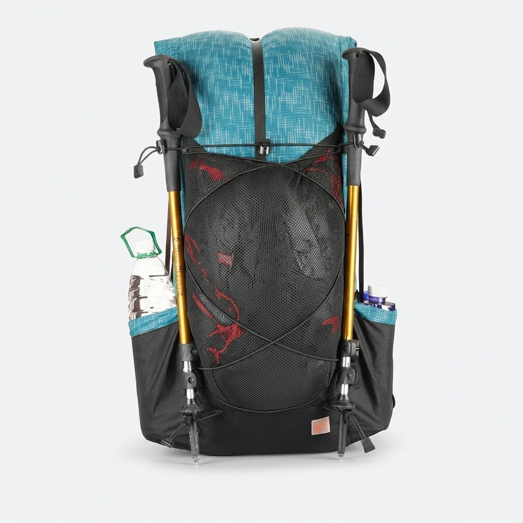 Sac à dos de randonnée turquoise 52L avec bâtons de trekking fixés et bouteille d'eau dans la poche latérale