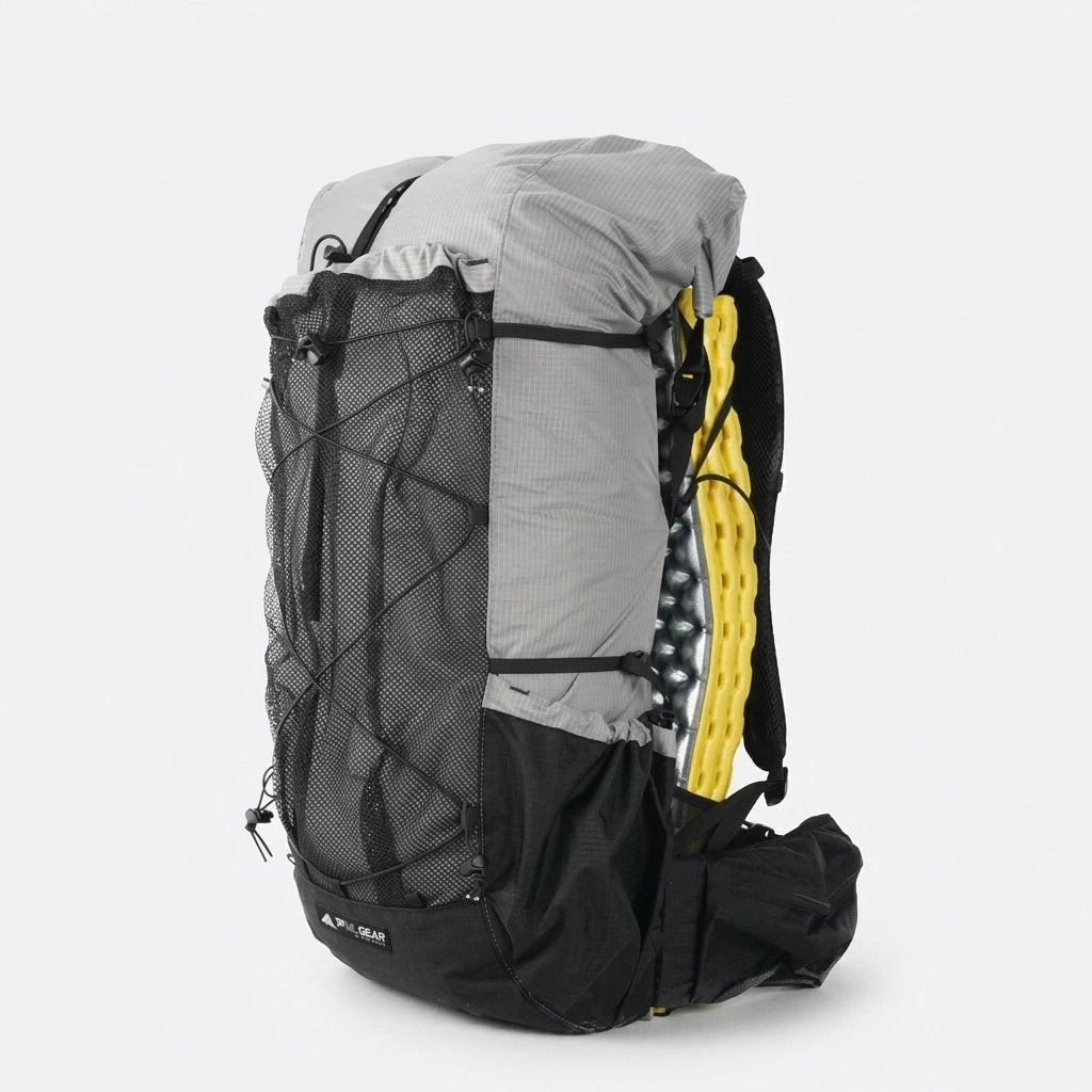 Sac à dos de randonnée gris clair 52L avec filet expansible noir et attaches pour matelas de camping jaune