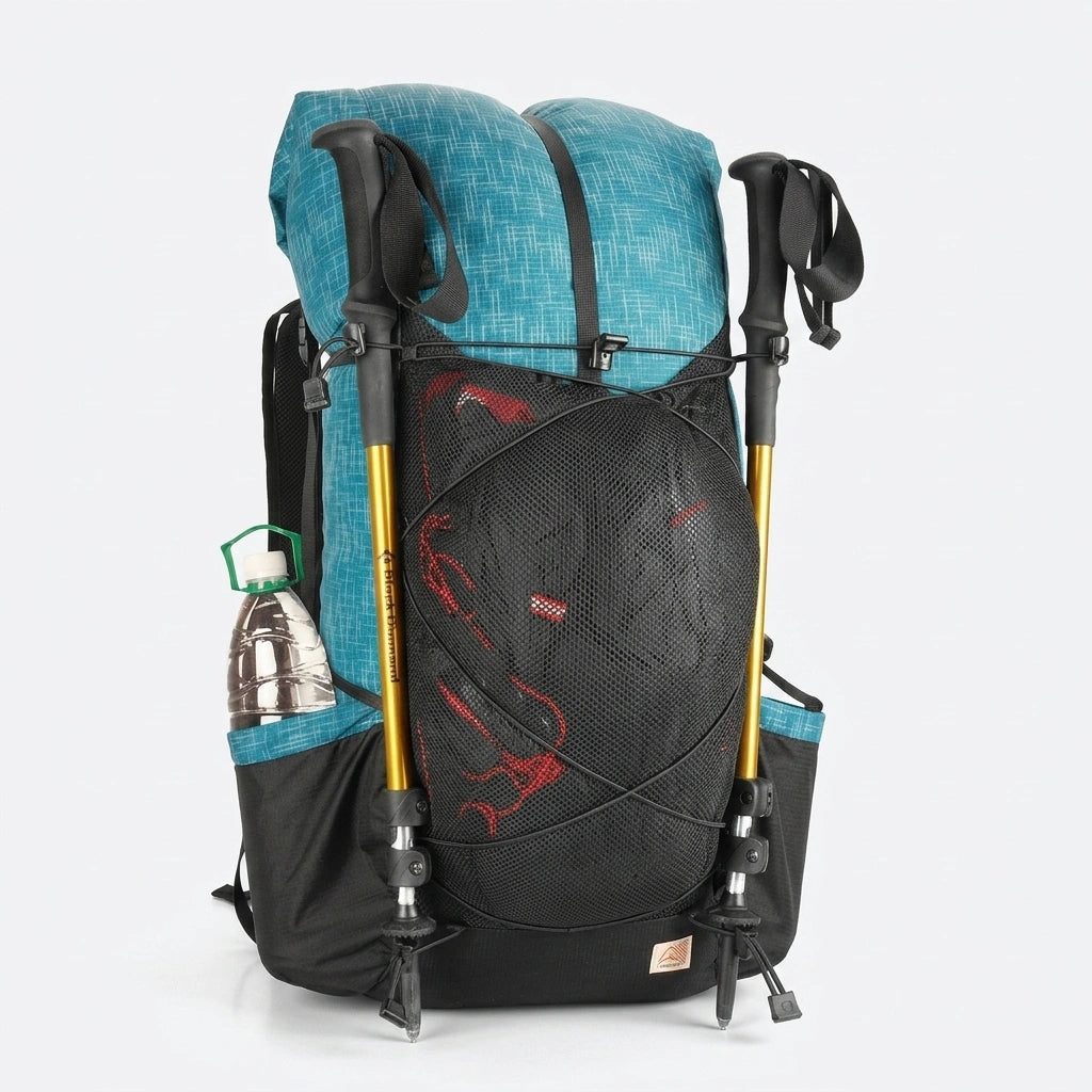Sac à dos de trekking bleu turquoise 52L chargé avec bâtons de randonnée dorés attachés et gourde dans la poche