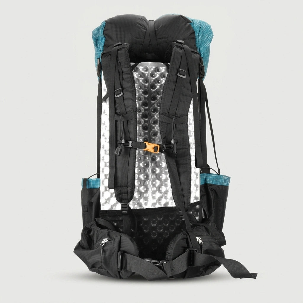Vue arrière du sac à dos de trekking turquoise 52L montrant l'armature dorsale ventilée et la ceinture ventrale Image