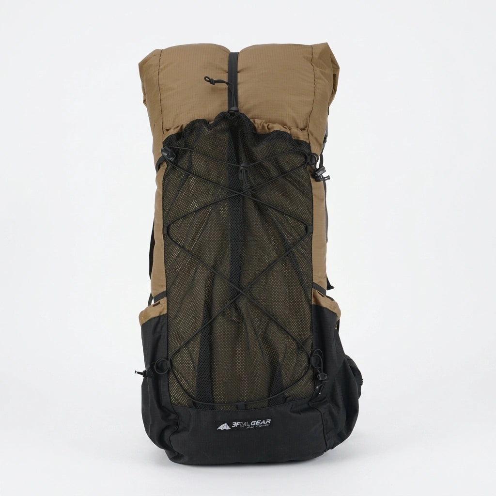 Sac à dos de randonnée beige sable 52L vu de face, avec large filet élastique frontal et base renforcée noire