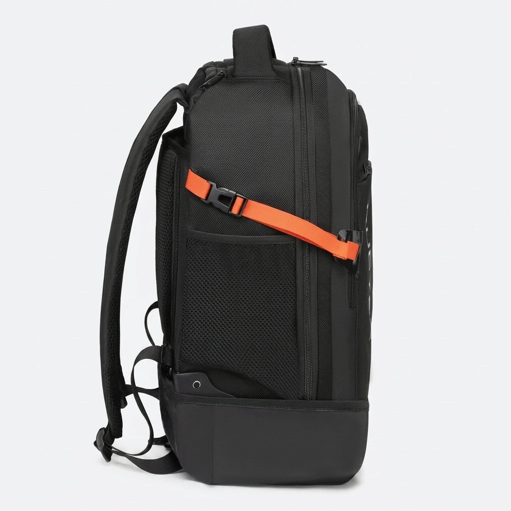 Vue latérale gauche du bagage cabine trolley noir 33L, sangle orange, poche filet et bretelles
