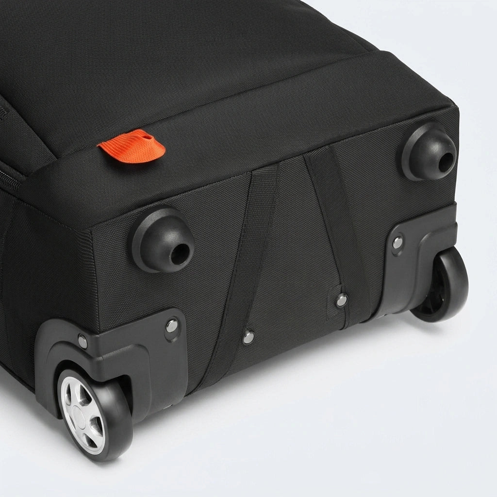 Gros plan du bas du sac à dos trolley 33L, deux roulettes grises, pieds de protection et languette orange