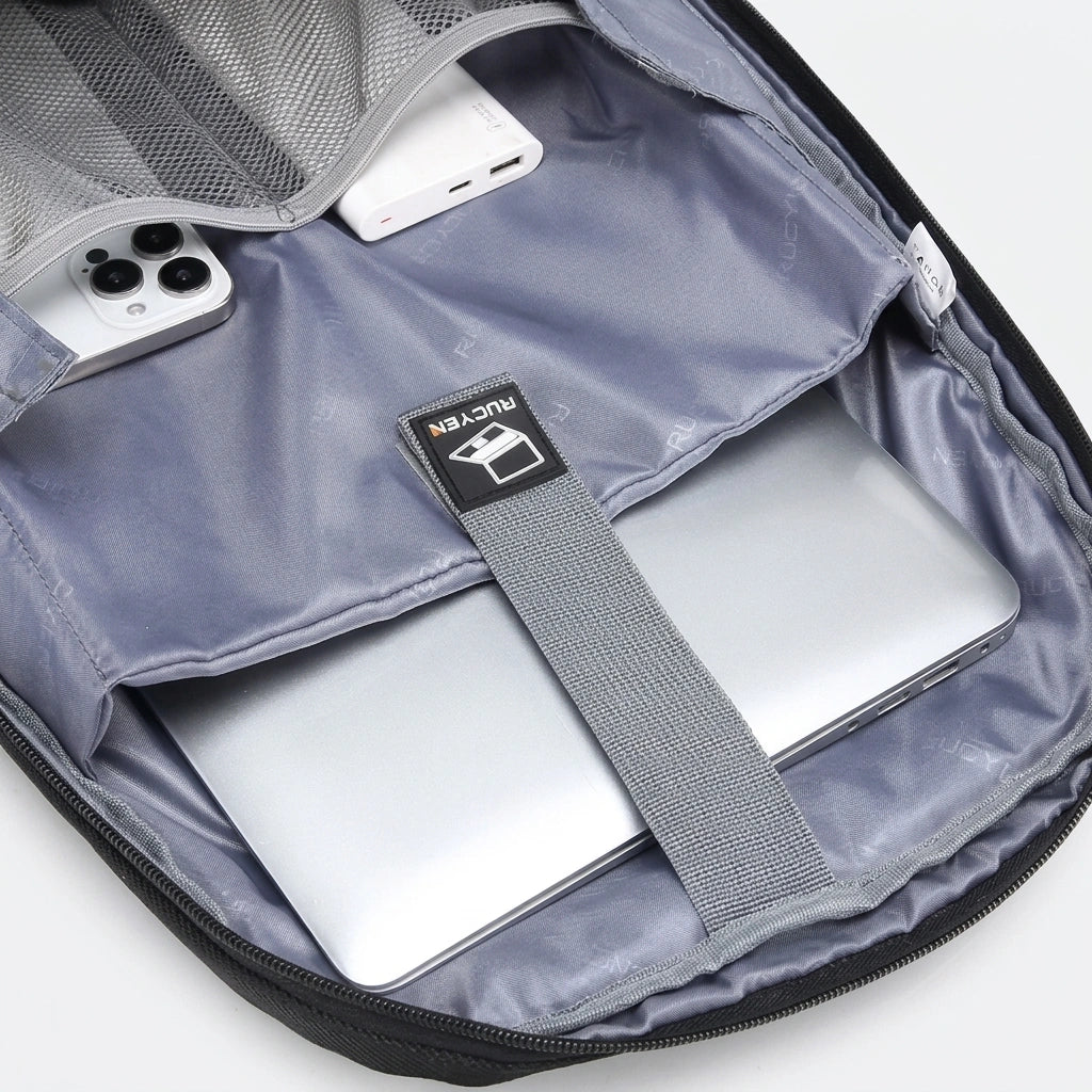 Poche laptop du sac à dos trolley 33L ouverte avec deux laptops en argent, smartphone et batterie
